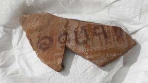 Un vieux morceau de poterie, certes, mais qui atteste de la présence d’une forme d’écriture vers le XIe siècle avant Jésus-Christ, à une époque où elle était jusqu’il y a peu réputée inexistante.