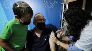 Troisième dose de vaccin anticovid pour cet homme alors que la pandémie reprend en Israël malgré une population vaccinée à hauteur de 70%.
