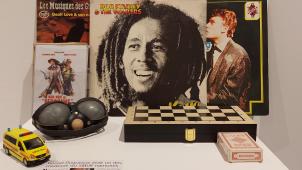 Toute une vie résumée sur l’autel dressé à Gérard Duquesne, dit Gégé. Bob Marley, Johnny, un jeu de cartes, un jeu d’échecs, des boules de pétanque, une ambulance miniature.