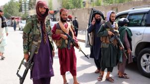 Des combattants talibans en patrouille, dimanche, dans un faubourg de Kaboul: une histoire longue et tumultueuse...