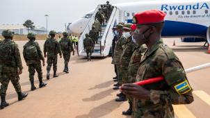 Des troupes rwandaises en partance pour le Mozambique, le 10 juillet dernier, à l’aéroport de Kigali.