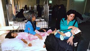 Des enfants soignés avec de faibles moyens dans un hôpital de Bagdad - ici en 1995 - pendant l’embargo imposé à l’Irak de Saddam Hussein par l’ONU sous la houlette américaine. Dans le monde musulman, le cynisme et la cruauté des sanctions internationales avaient été ressentis avec beaucoup d’indignation, nourrissant, comme d’autres dossiers telle la Palestine, des relents de haine.