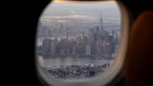 La pointe de Manhattan où se dressaient les tours jumelles, vue à travers le hublot d’un avion. © Reuters.