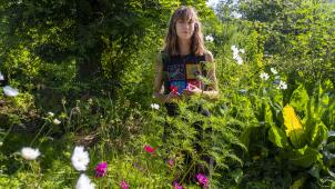 Cécile Gilquin dans son jardin: «C’est émouvant, la diversité de formes et de couleurs des fleurs.»