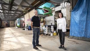 Michel Braham et Valérie Dejardin font le point dans le hangar qui abrite les chars du carnaval de Dolhain.