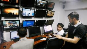 Des journalistes afghans dans les locaux de la chaîne Tolo News, à Kaboul, en 2018, avant le retour des Talibans il y a un mois.