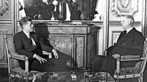 Avant le voyage officiel du Président Kennedy en France, en juin 1961, la volonté du général de Gaulle d’accroître la puissance militaire et économique de la France causa de vives tensions avec les Etats-Unis.
