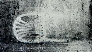 «La chaise blanche renversée», 2021, peinture à la cire sur toile, 146×114 cm.