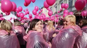 Le mois d’octobre est devenu partout dans le monde le rendez-vous d’une campagne de sensibilisation sur l’importance du dépistage précoce du cancer du sein, qui se déroule simultanément dans plus de 80 pays à travers le monde.