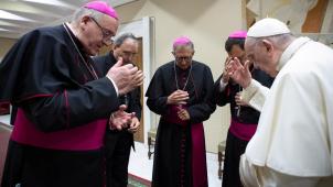 Le 6 octobre dernier, pape François observe un moment de silence, aux côtés d