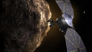 Représentation de la sonde Lucy passant à proximité des astéroïdes troyens près de Jupiter.