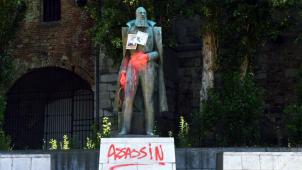 Une statue de Léopold II dégradée à Mons: l’UMons en a aussi retiré une et l’a rangée dans les réserves universitaitres, suite à une pétition.