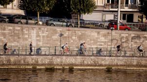 Le vélo est en passe de devenir un mode de déplacement utilitaire, et plus seulement de loisirs. Ici sur le Quai Churchill à Liège. © Christophe Ketels / COMPAGNIE GAGARINE.