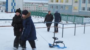 A Pevek, les enfants sont habitués à déambuler emmitouflés le long des trottoirs surélevés au-dessus de la glace par moins 40°C pendant les mois d’hiver.