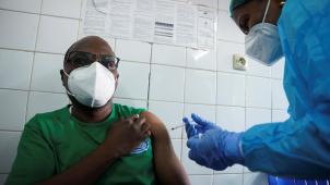 Séance de vaccination à Kinshasa: «La méfiance est toujours là», déplore le virologue Jean-Jacques Muyembe.