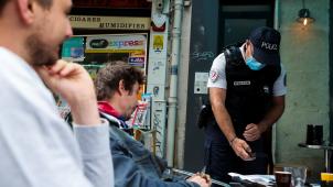 En France, face au pic de contaminations, les autorités envisagent de soumettre le passeport sanitaire à la troisième dose.