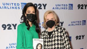 Hillary Clinton (à dr.) assistait à la présentation du livre de Huma Abedin, jeudi à New York.