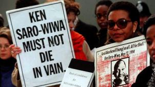 En 1997, deux ans après l’assassinat de Ken Saro-Wiwa au Nigeria, des manifestants, dont sa veuve Maria Saro-Wiwa (à dr.), s’étaient rassemblés à Londres pour protester devant le siège de Shell.