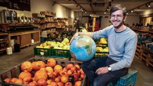 Julien de Brouwer, cofondateur avec Quentin Labrique des magasins The Barn Bio Market, veut avoir un impact positif sur la planète en aidant les agriculteurs bio locaux à écouler leur production.