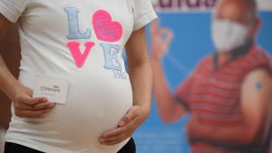 Une femme enceinte, surtout en fin de grossesse, risque de développer des formes graves de la maladie.