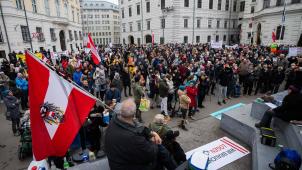 Les manifestants sont sortis dans les rues de Vienne pour protester contre la vaccination.