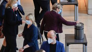 Des parlementaires masqués, jeudi au Bundestag à Berlin, pour voter de nouvelles mesures contre le covid.