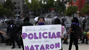 «Où étaient ces policiers quand elles ont été tuées?» Les féministes mexicaines n’hésitent pas à interpeller les forces de l’ordre, trop inactives face aux féminicide, mais promptes à réprimer les manifestantes.