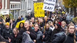 Des centaines de personnes ont manifesté dans plusieurs villes des Pays-Bas, dont Amsterdam, ce week-end.