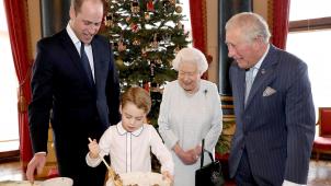En hommage à son aïeul homonyme, le petit prince George prépare le Christmas pudding sous l’oeil amusé de la famille royale britannique.