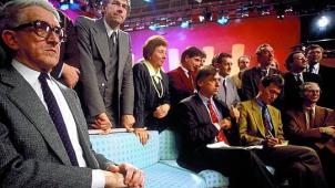Abasourdis, les représentants des partis traditionnels flamands découvrent sur le plateau de la télévision flamande le score du Vlaams Blok au soir des législatives du 24 novembre 1991.