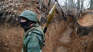 Un combattant indépendantiste pro-russe de faction sur la ligne de front face aux forces ukrainiennes dans le Donbass: une tension régionale maximale.