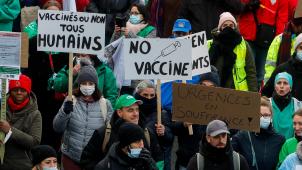 Manifestation des soignants mardi 7 décembre contre les mesures encadrant la vaccination obligatoire du personnel médical.