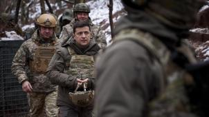 Sous haute protection, le président ukrainien Volodymyr Zelensky (casque à la main) s’est rendu dans la région de Donetsk, ce lundi, à l’occasion de la Journée des Forces armées.
