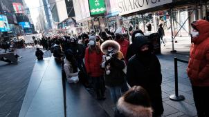 Une file pour se faire tester, lundi à Times Square: la contamination atteint des niveaux inédits à New York.