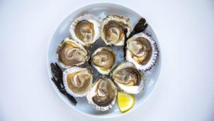 Les huîtres ostendaises sont généralement prêtes à être consommées au bout de trois à quatre ans. La période des fêtes est idéale pour les déguster, car c’est en hiver qu’elles sont les meilleures.