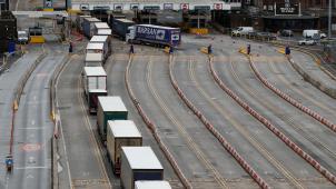Une file de camions en attente au port de Douvres: dans le quotidien des entreprises britanniques exportatrices vers l’Europe, le Brexit s’est traduit par un vrai casse-tête.
