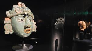 La deuxième salle du parcours, «Visages à travers les âges» rassemble 11 visages sculptés de différentes époques, différents lieux et différentes cultures.