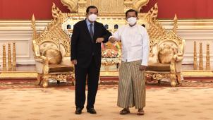 La visite le week-end dernier du Premier ministre cambodgien Hun Sen, qui a rencontré le leader de la junte, le général Min Aung Hlaing, a scandalisé l’opinion birmane. Qui reste farouchement opposée au régime militaire.
