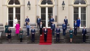 Dans le centre de La Haye, les membres du nouveau cabinet Rutte IV posent fièrement sur les marches du Palais Noordeinde. La photo est importante.