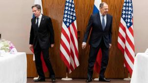 Antony Blinken (à g.) et Sergueï Lavrov poursuivent sur la voie diplomatiques, mais les obstacles qui les séparent sont quasiment insurmontables.