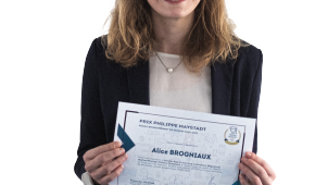 Alice Brogniaux a reçu le prix Maystadt pour son mémoire sur les biais de genre dans l’évaluation de l’apprentissage.