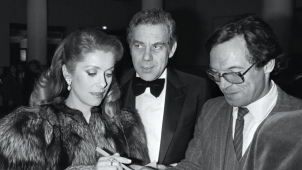Une des rares photos disponibles de Gérard Lebovici, au centre, ici avec Catherine Deneuve en 1982 à leur arrivée salle Pleyel pour la cérémonie des Césars.