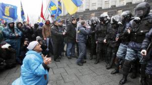 En novembre 2013, des manifestations éclatent à Maïdan, à Kiev suite à la suspension soudaine par le gouvernement ukrainien d’un projet d’accord d’association et de libre-échange avec l’UE au profit de liens plus étroits avec la Russie.