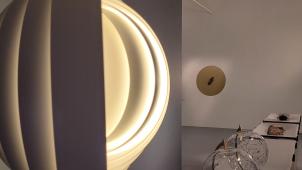 La «Moon Lamp» de Verner Panton (1960) est composée de multiples disques laissant passer la lumière par de petites fentes.