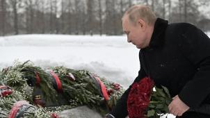Vladimir Poutine a fleuri, jeudi, le mémorial de Saint-Pétersbourg, à l’occasion du 78è anniversaire de la fin du siège de Léningrad lors de la Seconde Guerre mondiale.