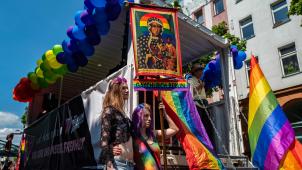 Manifestation de militants LGBTQ+, en juin dernier à Berlin: les victimes de discriminations dans l’Eglise ont décidé de prendre la parole.