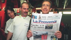 Jean-Luc Lagardère, entouré de rotativistes, découvre le premier numéro du nouveau quotidien «La Provence», en 1997.