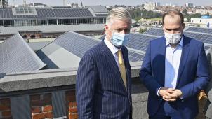 En 2020, le Roi a visité la plus grande installation de panneaux solaires de Bruxelles, sur le toit de la Gare maritime du site de Tour & Taxis.