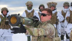 Un instructeur américain en compagnie de militaires ukrainiens.