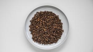 Les origines multiples du grain de café - Brésil, Vietnam, Honduras - lui confèrent une palette d’arômes en équilibre entre amertume et acidité.